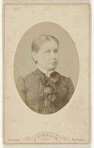 Studioportret van een jonge vrouw in een zwarte jurk