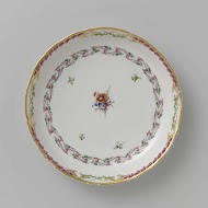 Schaal, rond en diep, behorend bij een servies versierd met geslingerd lintmotief met bladertakken, bloemboeketten en gestrooide bloemtakken