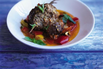 Roast meatloaf with tomatoes, garlic and basil