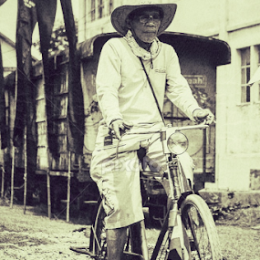 Old man, old bicyle & oldig by Christian Lukman - People Street & Candids