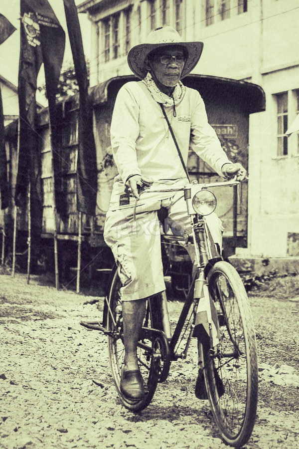 Old man, old bicyle & oldig by Christian Lukman - People Street & Candids