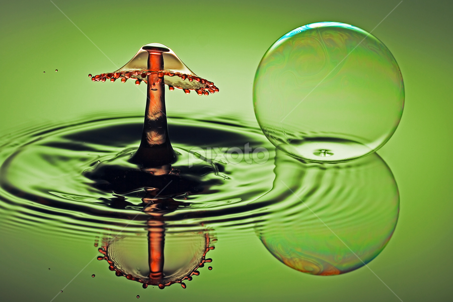 A bubble and a splash by William Lee - Abstract Water Drops & Splashes