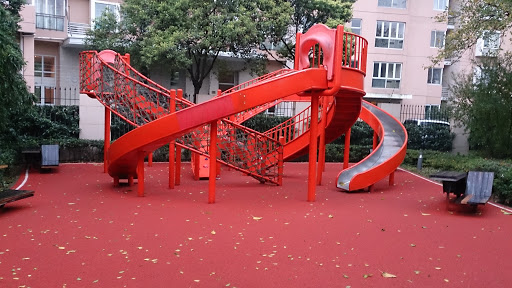 红色滑滑梯
