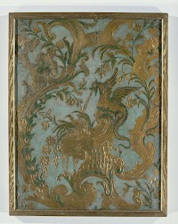 Goudleer, vel, van zogenaamd verheven goudleer, met dessin van gevleugelde spugende draak