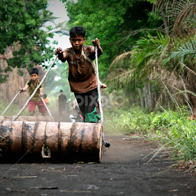 Menggolek Tual Sagu by Pani Indra - Babies & Children Children Candids