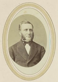 Portret van een man met bakkebaarden