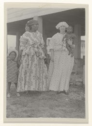 Mevrouw Guilonard met een Surinaamse vrouw en diens kinderen