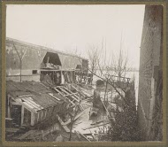 Verwoest fabriekje of werkplaats in een ondergelopen buitenwijk van Parijs