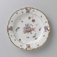 Rond bord, veelkleurig beschilderd met een Kakiemon-decor