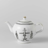 Eivormige theepot met een voorstelling van de kruisiging