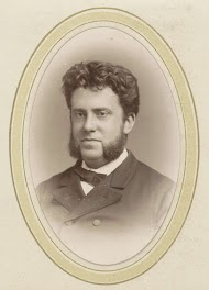 Portret van een man met bakkebaarden en een strik