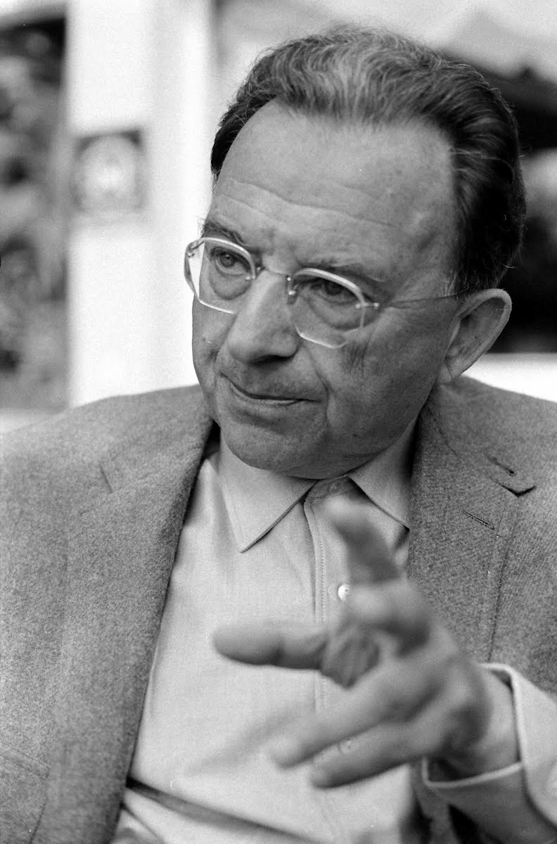 А ю фром. Эрих фромм. Эрих фромм. Эрих фромм психолог. How are you надпись.