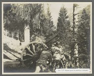 Militairen brengen een 75 mm luchtdoelkanon in stelling op een berghelling in de Dolomieten, vermoedelijk Italianen