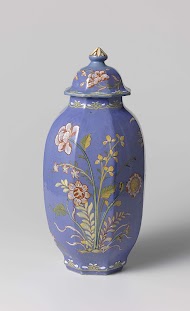 Pot met deksel van veelkleurig beschilderde faïence