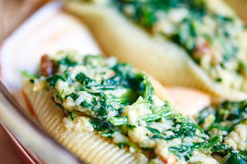 Cheesy Spinach Stuffed Shells