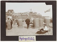 Mensen bij strandstoelen op het strand in Zandvoort