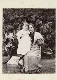 Portret van vrouw en kind in de tuin in Hong Kong