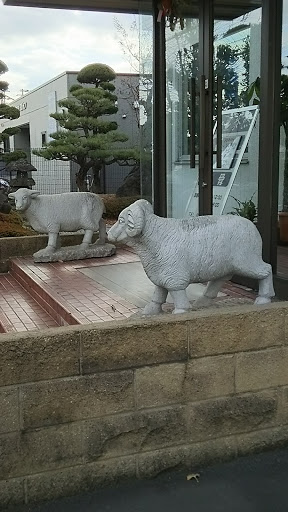 対の羊像