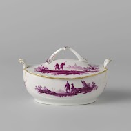 Deksel, veelkleurig beschilderd met figuren in een rivierlandschap