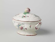 Terrine met deksel, beschilderd met bloemen en bloemboeketten