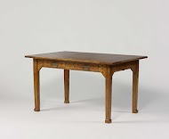 Tafel van padoekhout, versierd met ingegrifte patronen en ingelegd met een tropische houtsoort