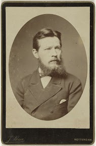 Studioportret van een man met snor en baard