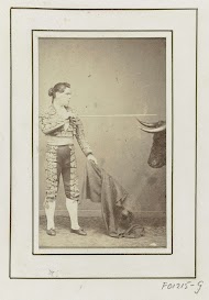 Portret van een onbekende stierenvechter (matador) met stok, doek en stierenkop