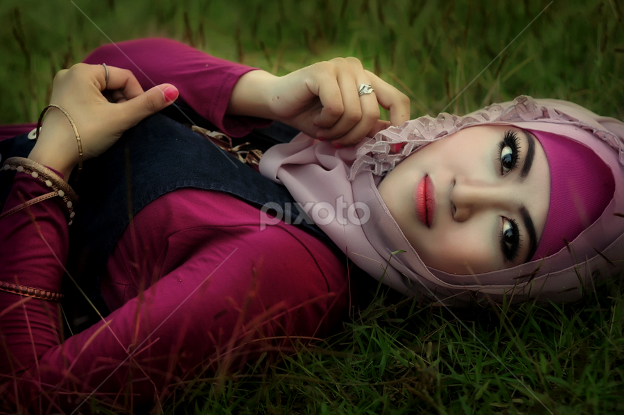 Refi Lia by Rahmat Sugee - People Portraits of Women