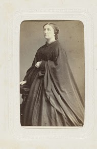 Studioportret van een vrouw gekleed in het zwart