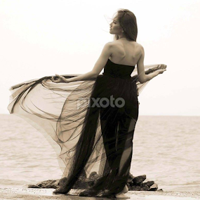 let me.. by Dwi Ratna Miranti - Black & White Portraits & People