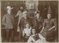 Verklede mannen en vrouwen in een kamer