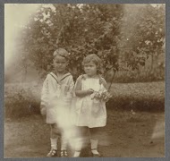 Portret van Klaas en Tiny Kleiterp in een tuin in Bengkajang