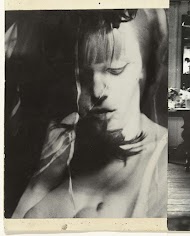 Een vrouw kijkend naar een haarlok in haar hand