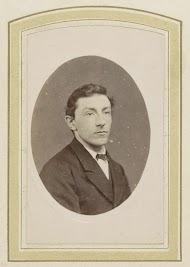 Portret van een man met een strik