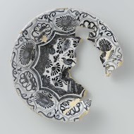 Bord, fragment, met op het plat een vogel in blauw. Rand met Wan Li decor