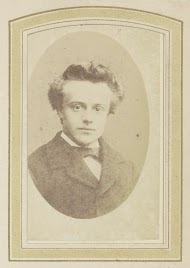 Portret van een jongeman met een das