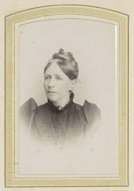 Portret van een vrouw met een knot en een halssieraad