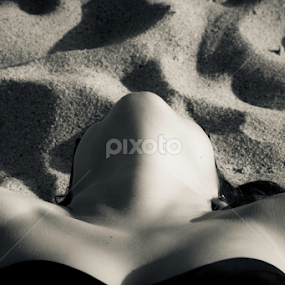 curves by Luís Perdigão - Black & White Abstract