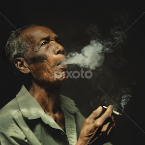 Smoker by Lengz Jurufoto - People Portraits of Men