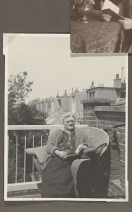 Grietje Vermeulen-Luitjes lezend op een balkon