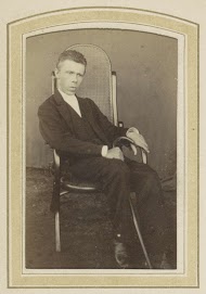 Portret van een zittende man met een wandelstok