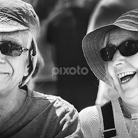 Be happy! by MIhail Syarov - People Couples