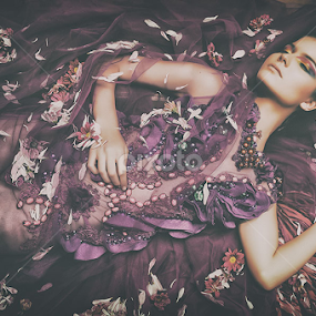 :) by Chumil Cupu - People Portraits of Women