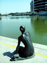 水边的女人雕塑