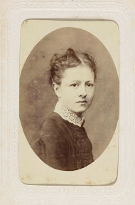 Studioportret van een jongevrouw