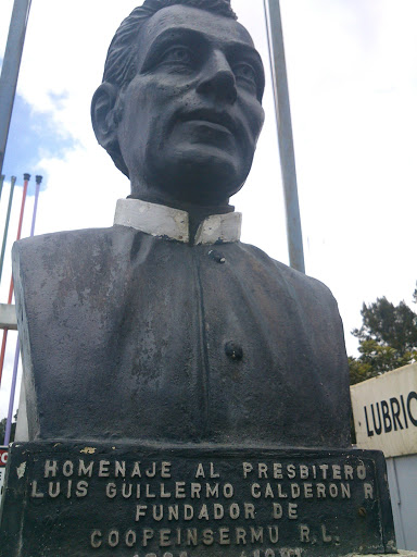 Estatua Del Padre Calderón