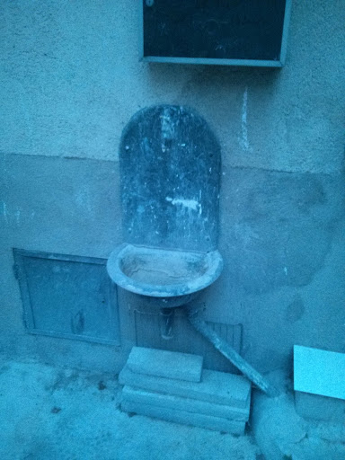 Ancienne Fontaine a Eau De Rue