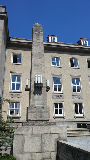 Obelisk Rechts