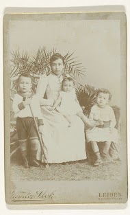 Familieportret van een vrouw met drie kinderen